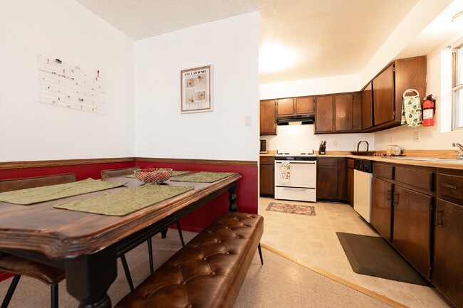 Building Photo - Executive Rental **Stylish & Fully Furnished 2-Bedroom in the Heart of Farmington – Flexible Leas...