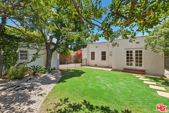 Building Photo - 10733 Wellworth Ave