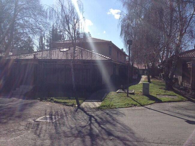 Building Photo - Charming and Conveniently Located Townhome...