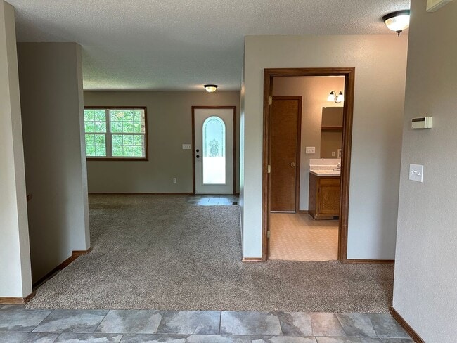 Building Photo - 4 Bed 2.5 Bath w/ Fenced Yard