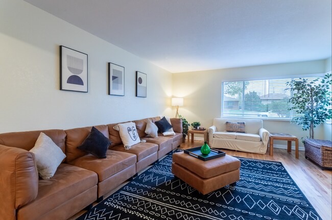 Building Photo - Spacious Updated Unit of Quadplex Availabl...