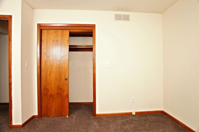 Building Photo - 437 Hillcrest Ct N