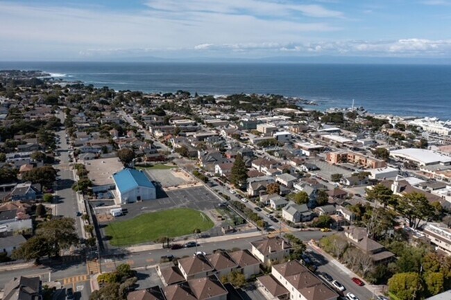 Building Photo - Laine Hill Condominiums