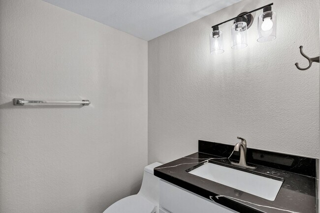 Building Photo - 2/2