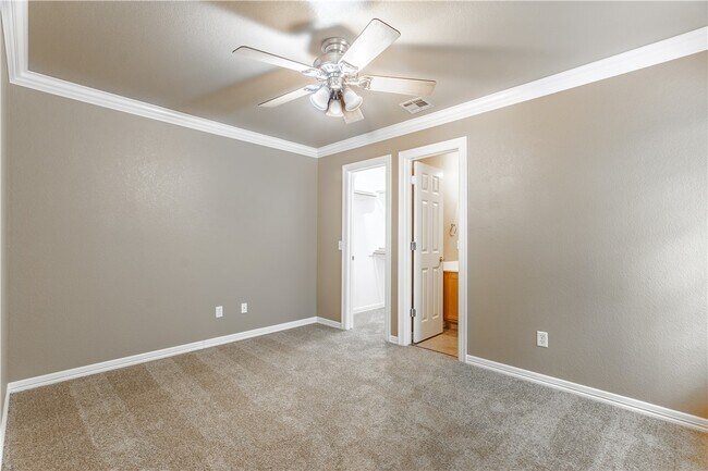 Building Photo - 56 S Woodsprings Dr
