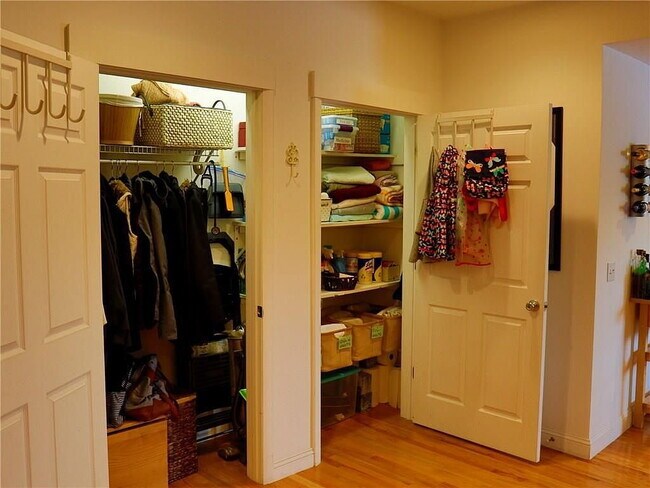 Building Photo - "Spacious 3-Bed Oasis with Granite Eleganc...