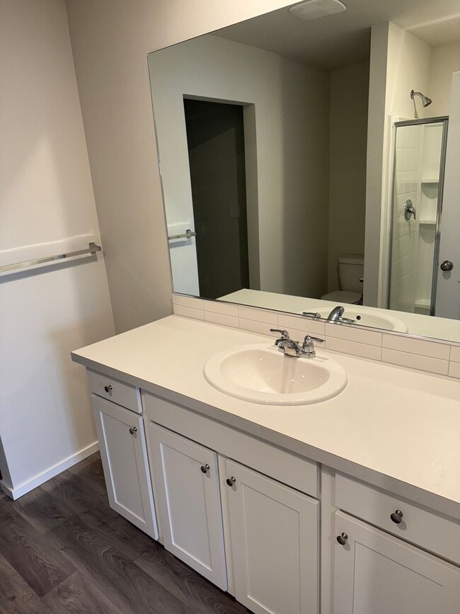 Building Photo - Goregous 2 Bedroom Townhome with 2 Car Gar...
