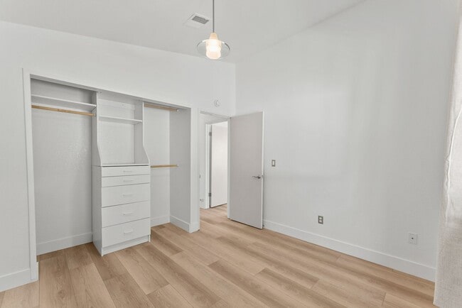 Building Photo - 145 Summerset Dr