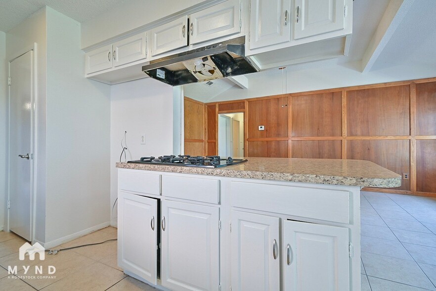 Building Photo - 712 Meadowglen Dr