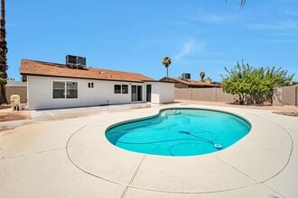 Building Photo - 3 Bedroom 2 Bath with Pool!
