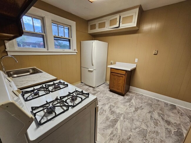 Building Photo - 3 Bedroom Home