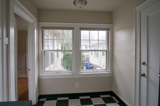 Building Photo - Awesome 1 Bedroom Flat By Laurelhurst Park...