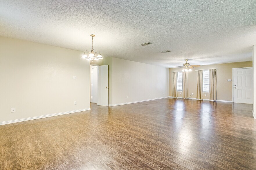 Building Photo - 1104 Sproles Dr