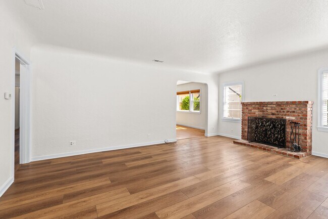 Building Photo - Downtown Napa 3 bed 2 bath single level home