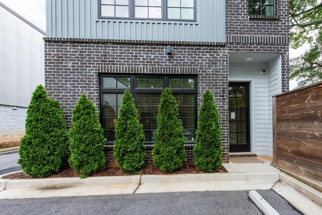 Building Photo - 417 E College Ave