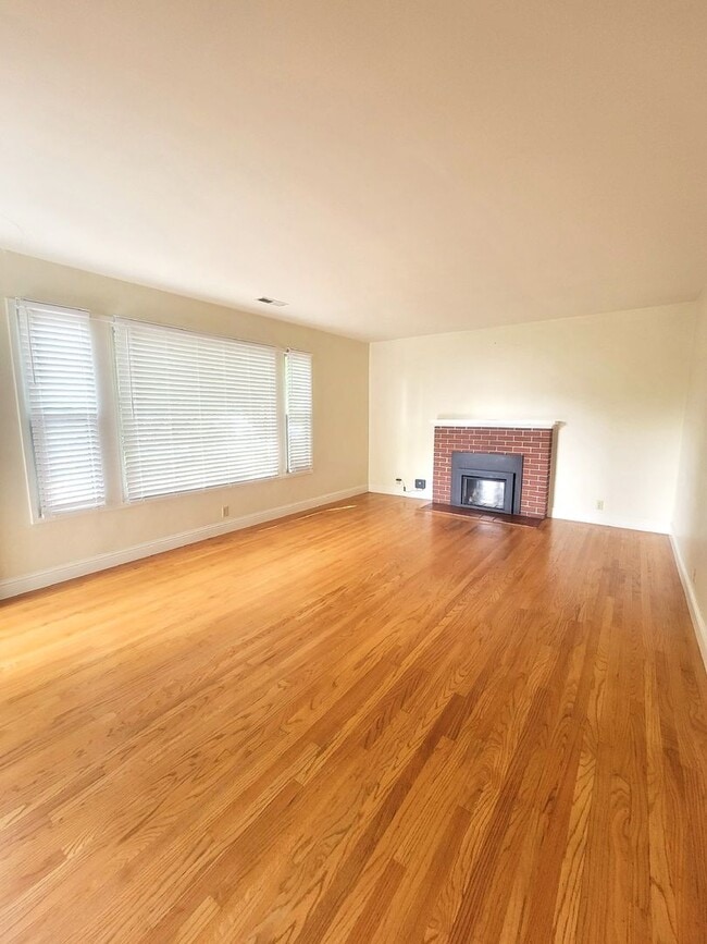 Building Photo - Charming 2 Bedroom, 1 Bathroom Home in San...