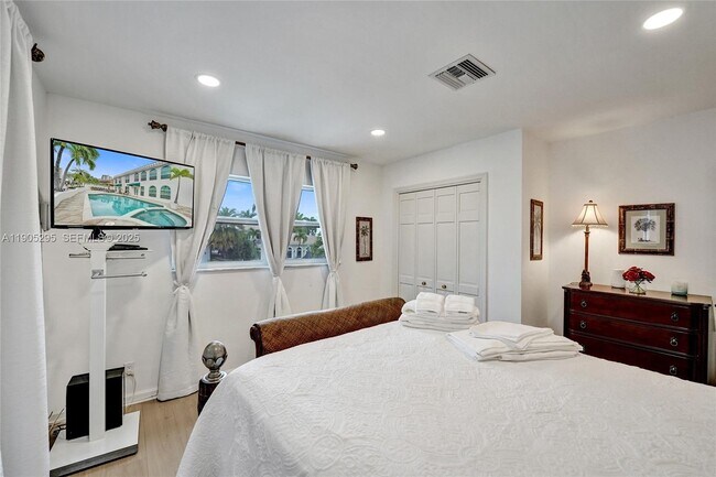 Building Photo - 2889 NE 35th St