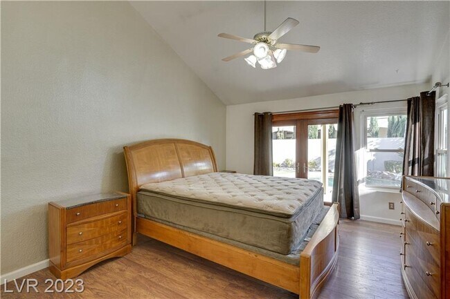 Building Photo - 4 BEDROOM HOME WITH PRIMARY BEDROOM DOWNST...