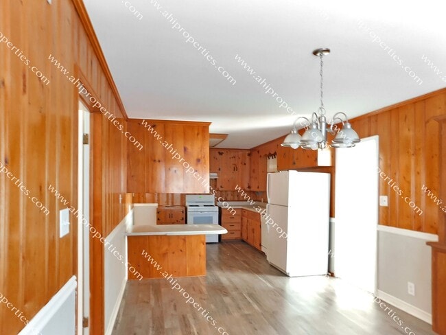 Building Photo - 3520 Royal Crest Dr