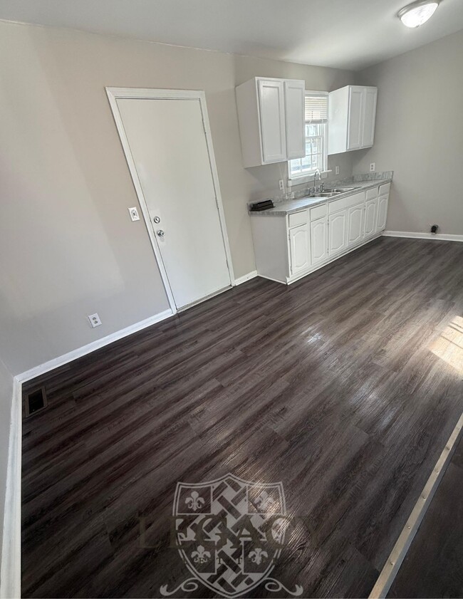 Building Photo - 1913 Laurinda Dr