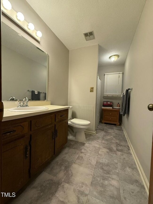 Building Photo - 886 Rollins Rd