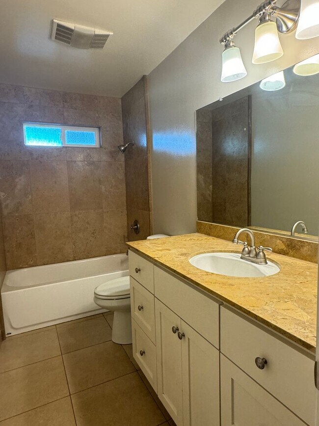 Building Photo - Avail 11/7. Nicely Updated Home in Downtow...