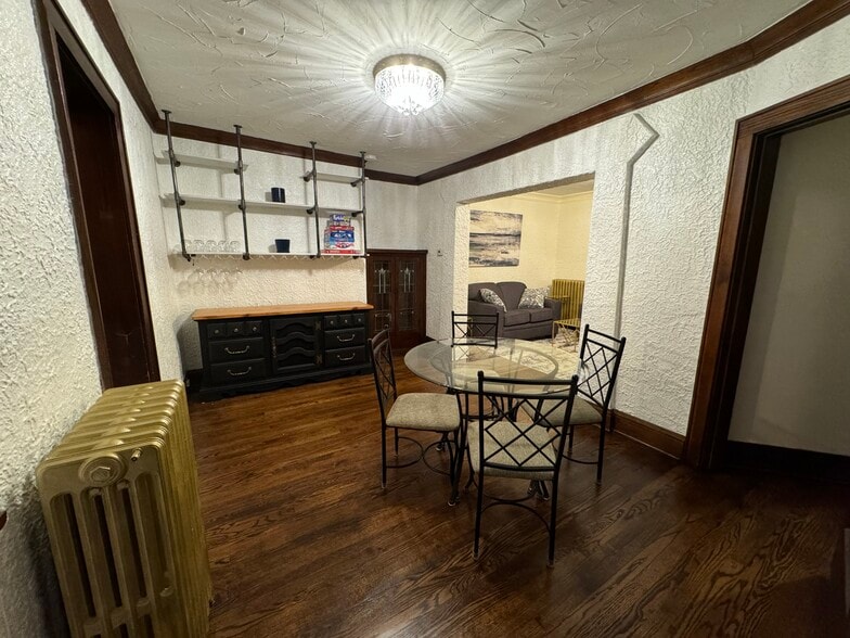 Dining room - 821 E Pearson St