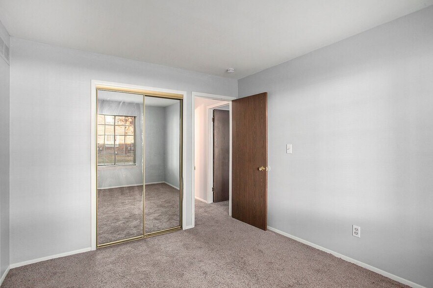 Building Photo - 30220 Southfield Rd