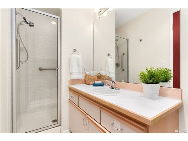 Building Photo - 2bd/1.75ba Seattle Condo
