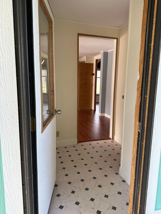 Building Photo - Peaceful Country Living on 2 Fenced Acres