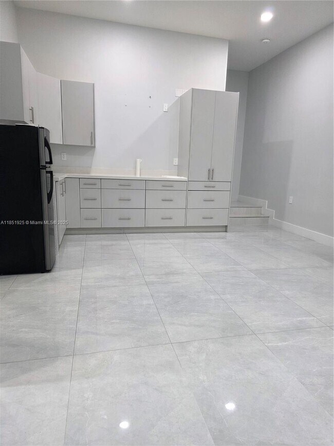 Building Photo - 81 S Royal Poinciana Blvd