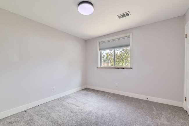 Building Photo - 4 Bedroom 2 Bath House In Louisville! Avai...