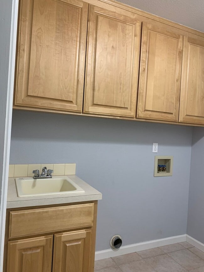 Building Photo - 4 Bedroom, 2 Bath near Pine Grove