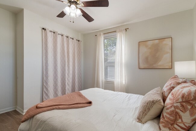 Building Photo - 2 Bed/ 1 Bath Cottage in Charlotte Park, Fenced Yard and Pet Friendly