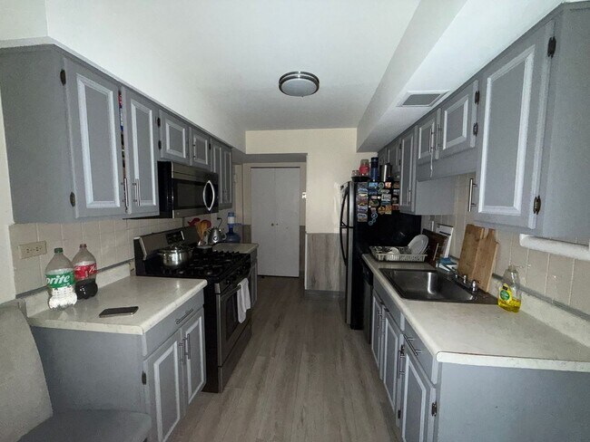 Building Photo - 1204 Roth Ct