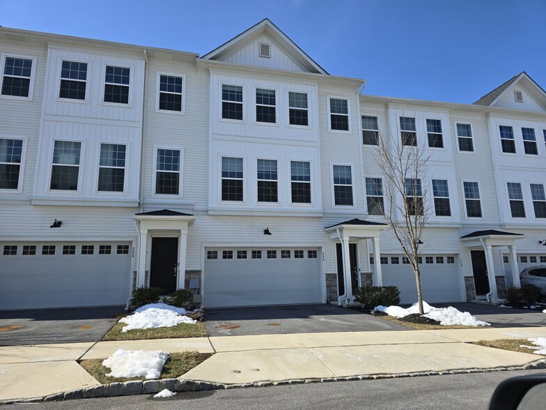 Building Photo - 226 Red Leaf Ln