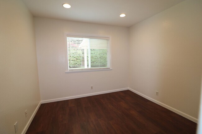 Building Photo - Gorgeous 2/Bed, 2/Bath Home in Simi Valley!