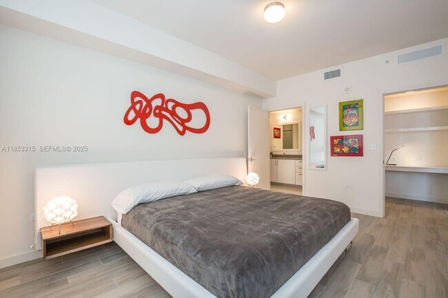 Building Photo - 999 SW 1st Ave