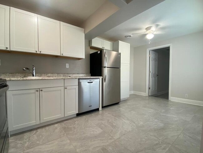 Building Photo - Two Bedroom Beachside Duplex with Garage!