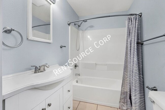 Building Photo - 1040-1042 Flora St