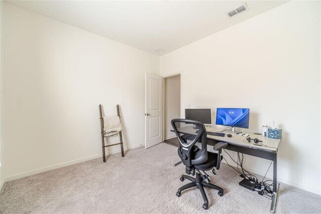 Building Photo - 222 Knightsbridge Ln