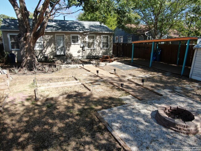 Building Photo - 414 Elmwood Dr