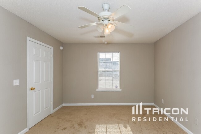 Building Photo - 429 Legend Oaks Dr