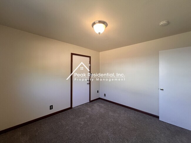 Building Photo - 5546 Cranbrook Way