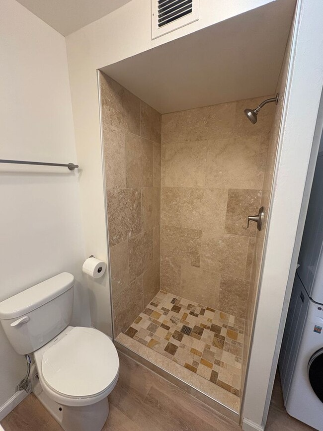 Building Photo - Beautiful views at Banyan Tree Plaza! 2 bedroom, 2 bath, 1 parking