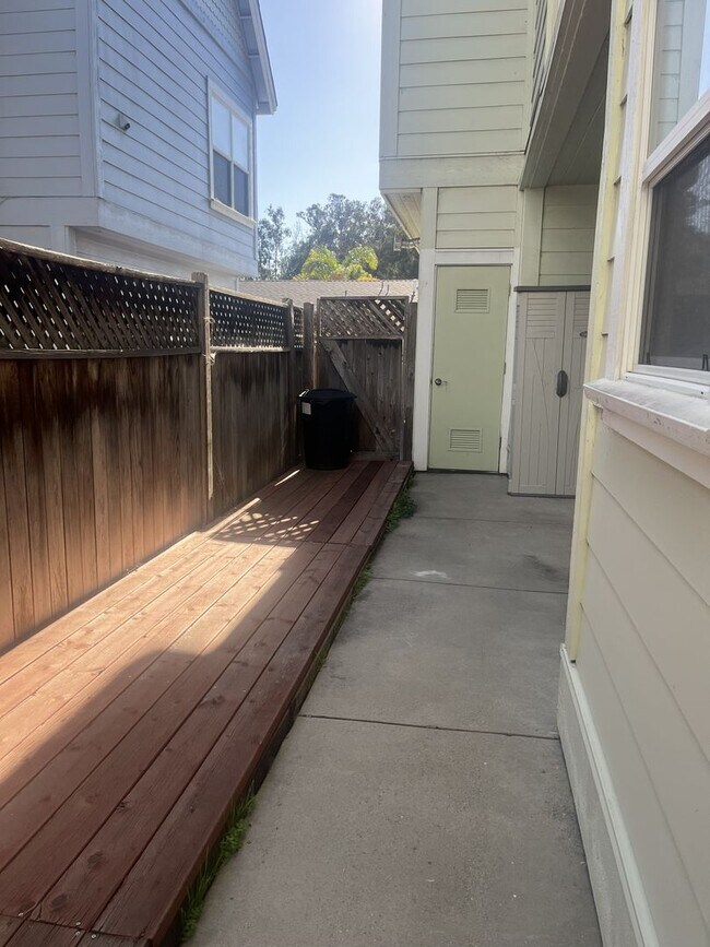 Building Photo - Charming 2 Bedroom-1.5 bath Home Available Now!