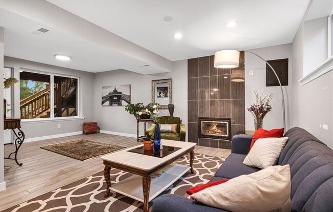 Building Photo - 4 Bed and 2 Bath Beautiful Bellevue Single...