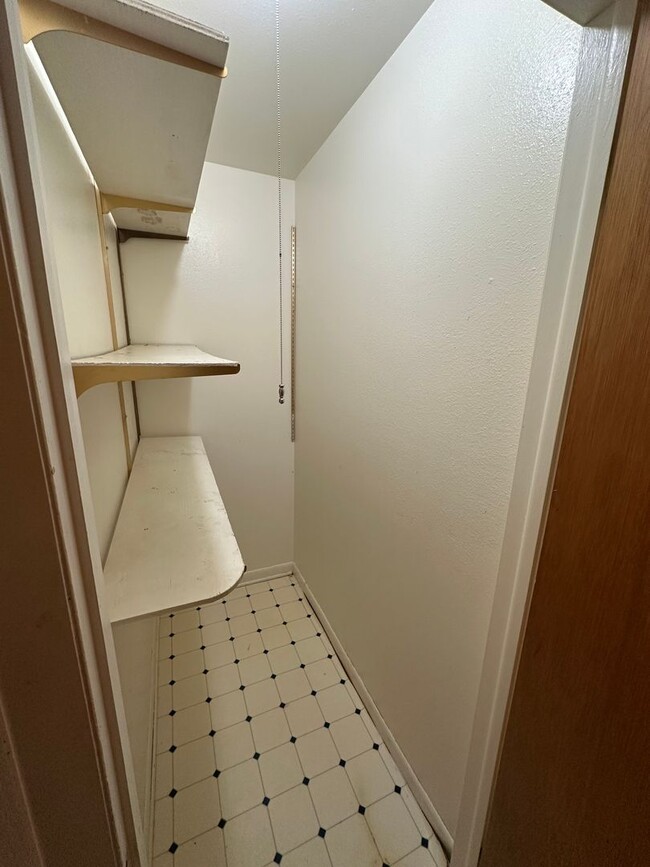 Building Photo - EM1304