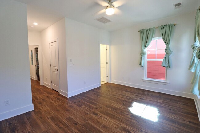Building Photo - 307 Saint Anns Alley