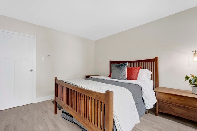 Building Photo - 247 E Chestnut St